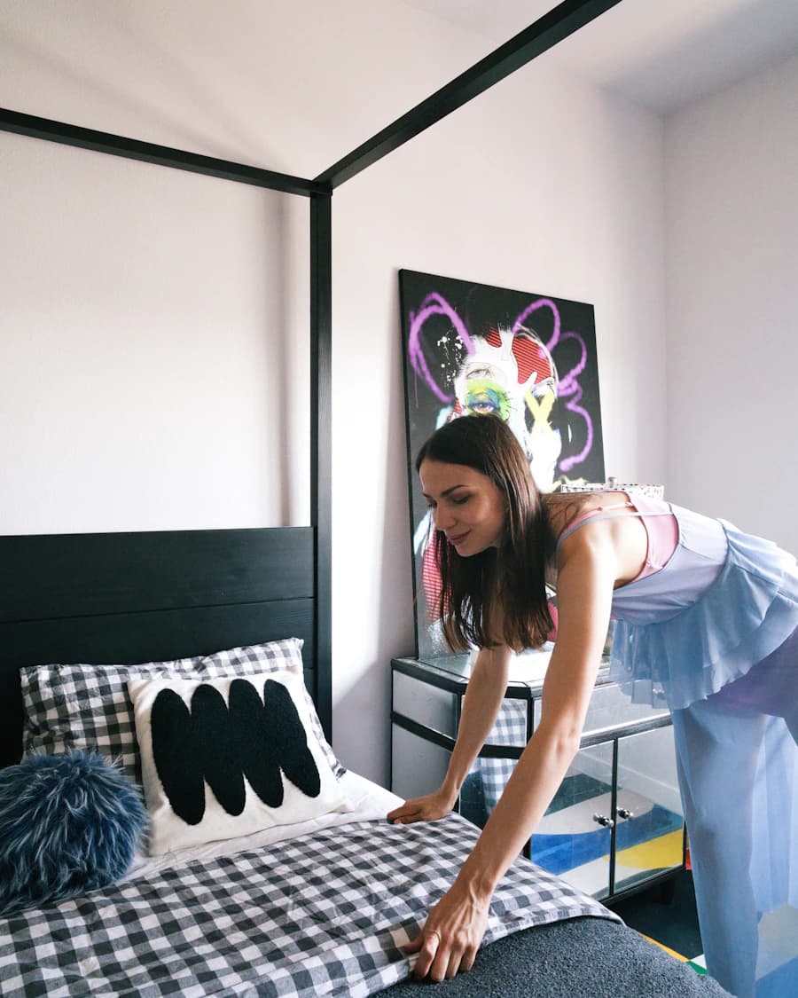 Ein frisch gemachtes Bett in einem hellen, aufgeräumten Schlafzimmer